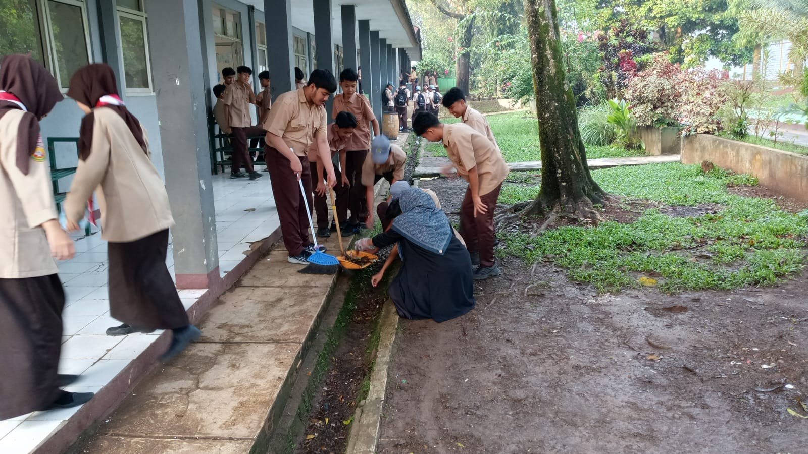 Program KASIH: Langkah Strategis MAN 2 Bogor dalam Menjaga Kebersihan Lingkungan Madrasah
