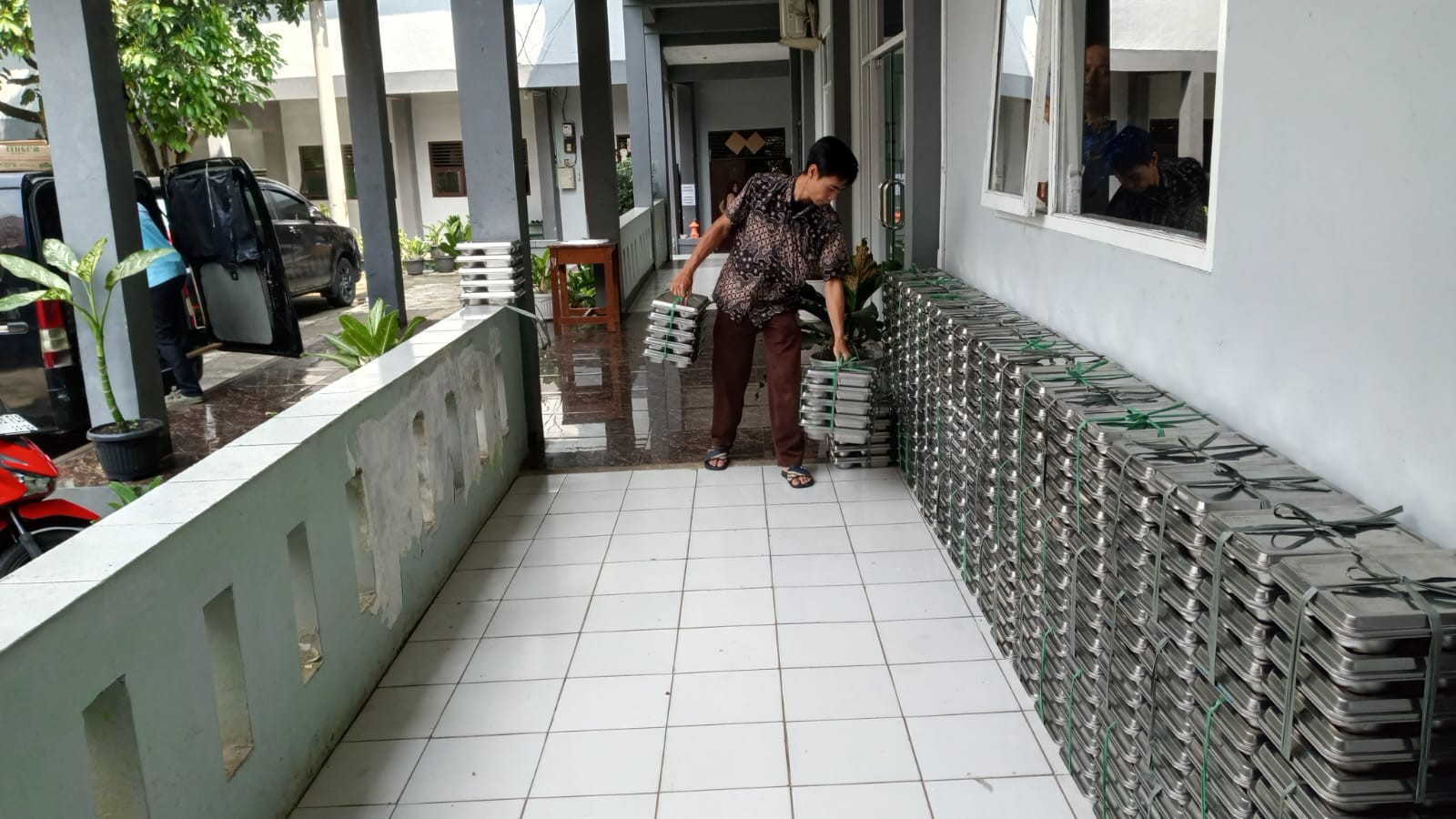 Distribusi Aman, Siswa Nyaman: Prosedur Penurunan Boks Makan Madrasah