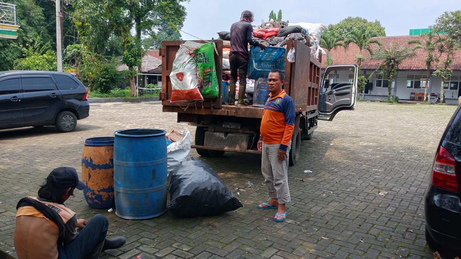 Jaga Kebersihan Lingkungan, TPS Galuga Lakukan Pengangkutan Sampah Rutin di MAN 2 Bogor