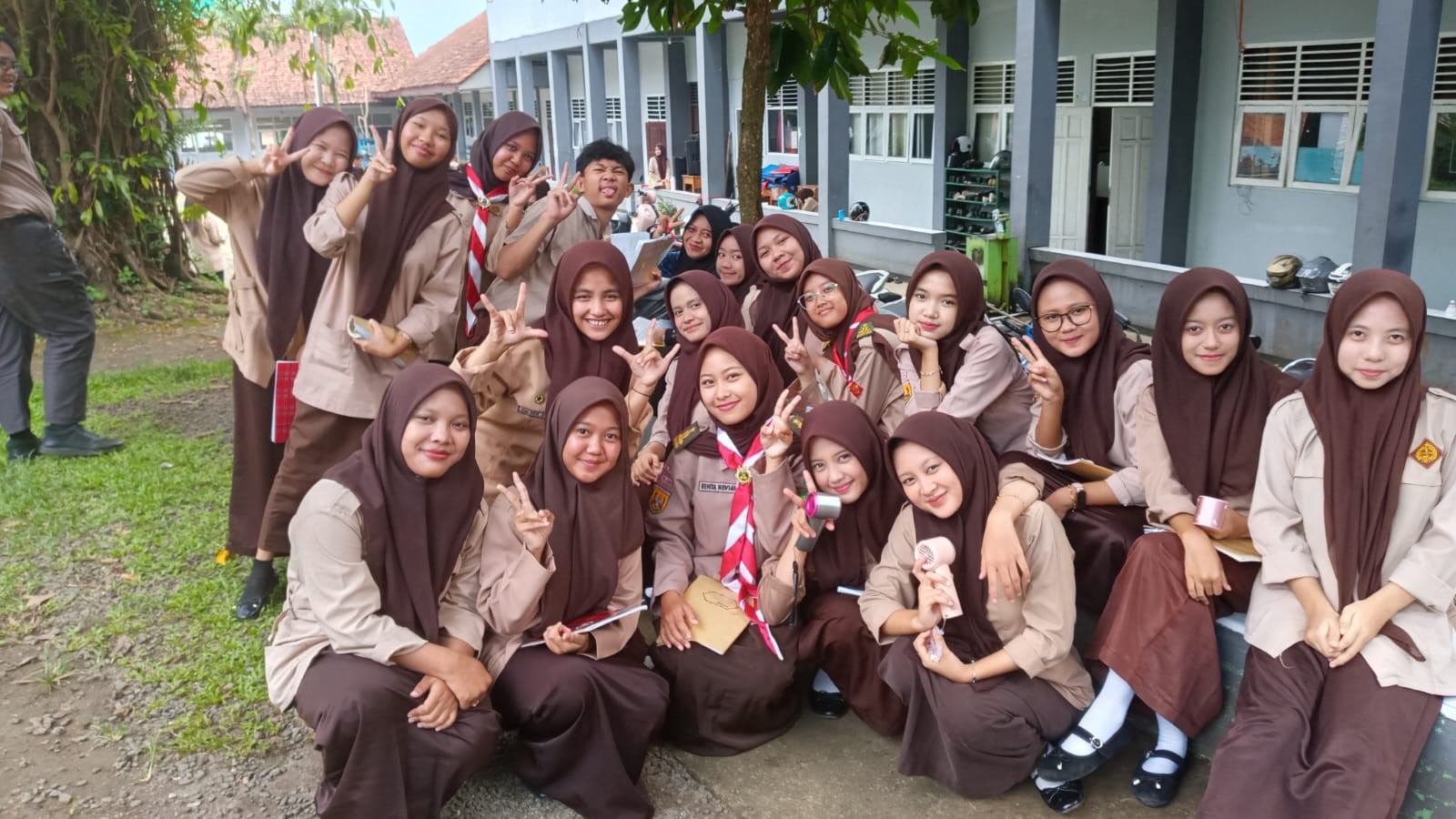 Siswa Kelas XI D MAN 2 Bogor Cari Suasana Baru, Pelajari Kepemimpinan Lewat Al-Qur`an Hadits di Luar