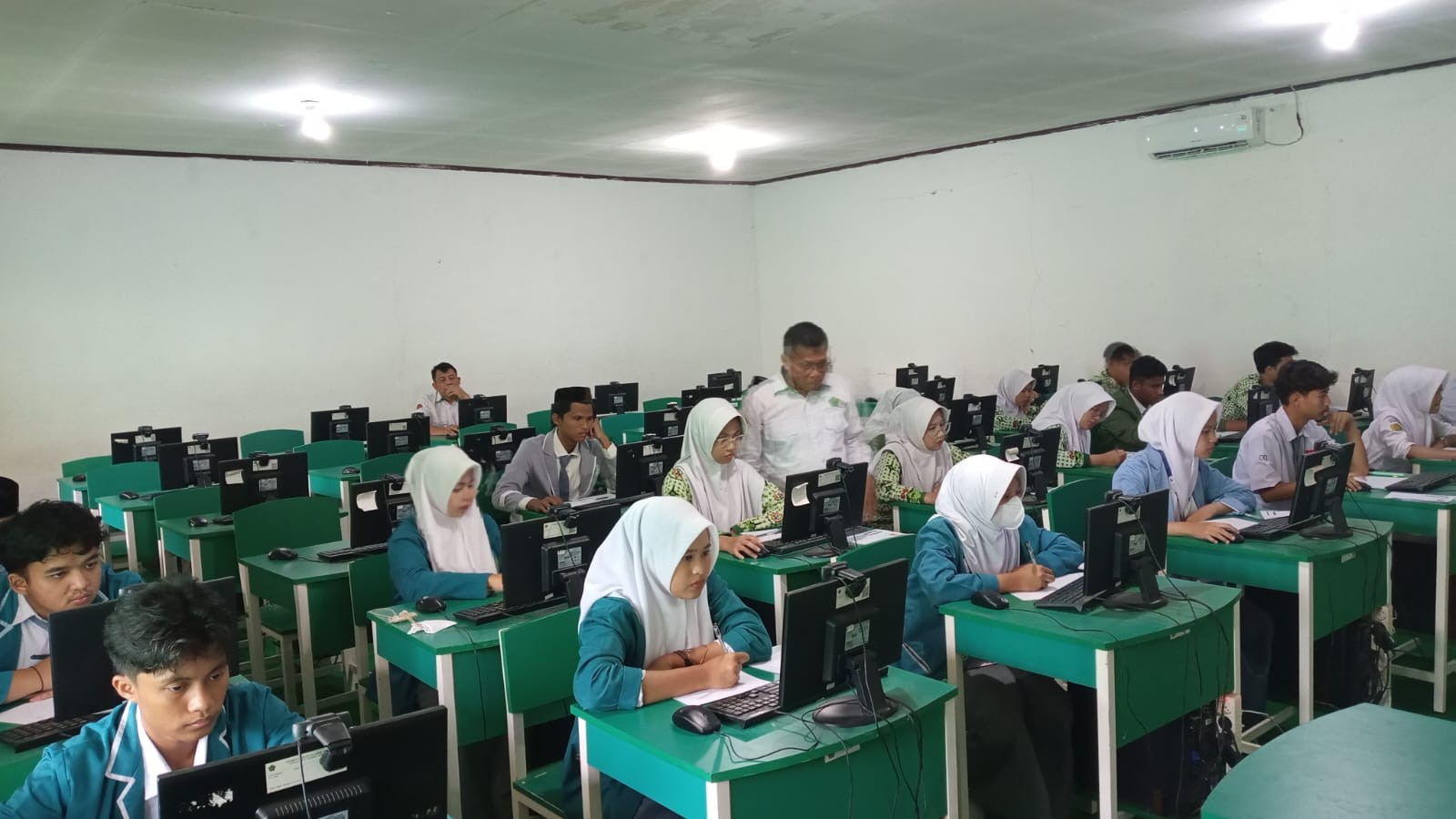 Semangat Raih Prestasi, Sesi Ketiga OMI 2026 di MAN 2 Bogor Berlangsung Tertib