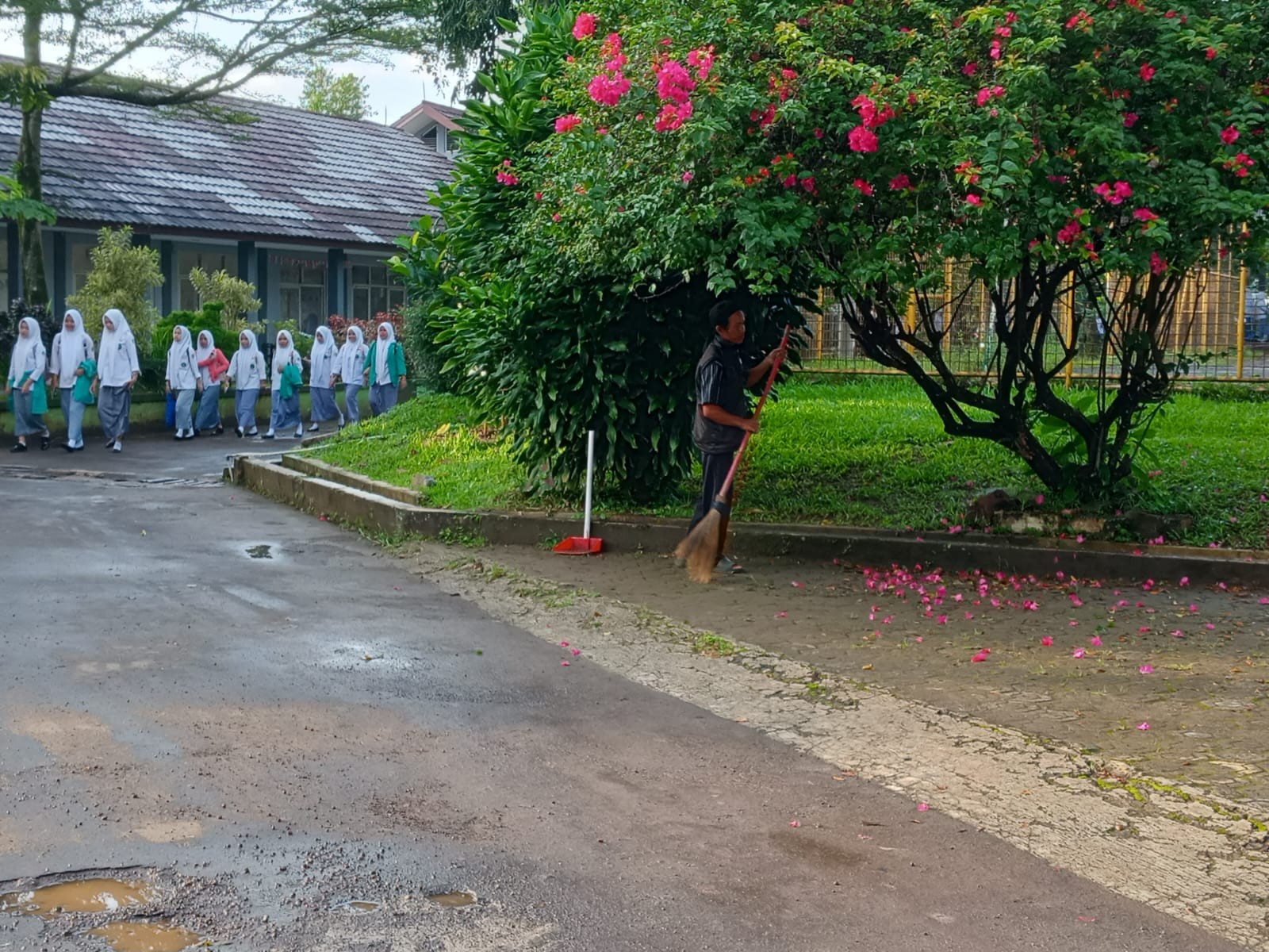 Pegawai Kebersihan Tetap Jalankan Tugas di Pagi Hari yang Cerah