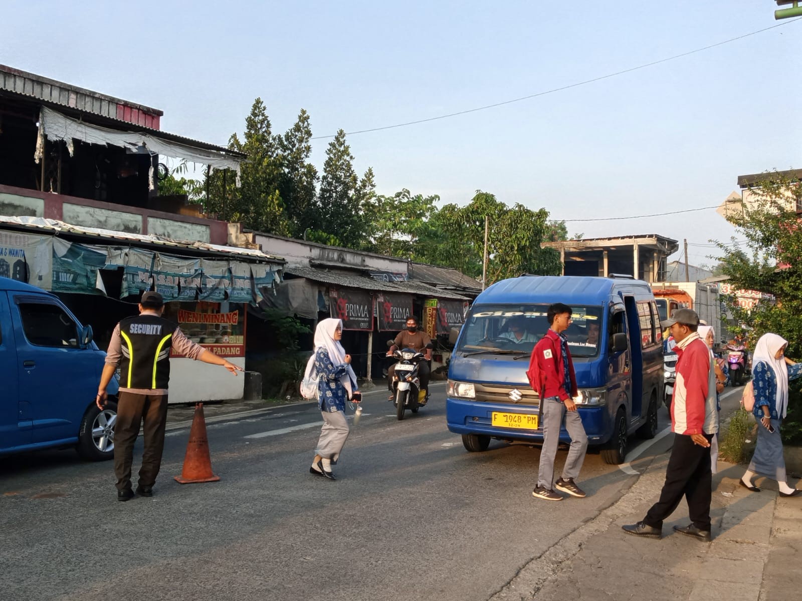 Peran Penting Satpam dalam Menjaga Keselamatan Penyeberangan Siswa Madrasah