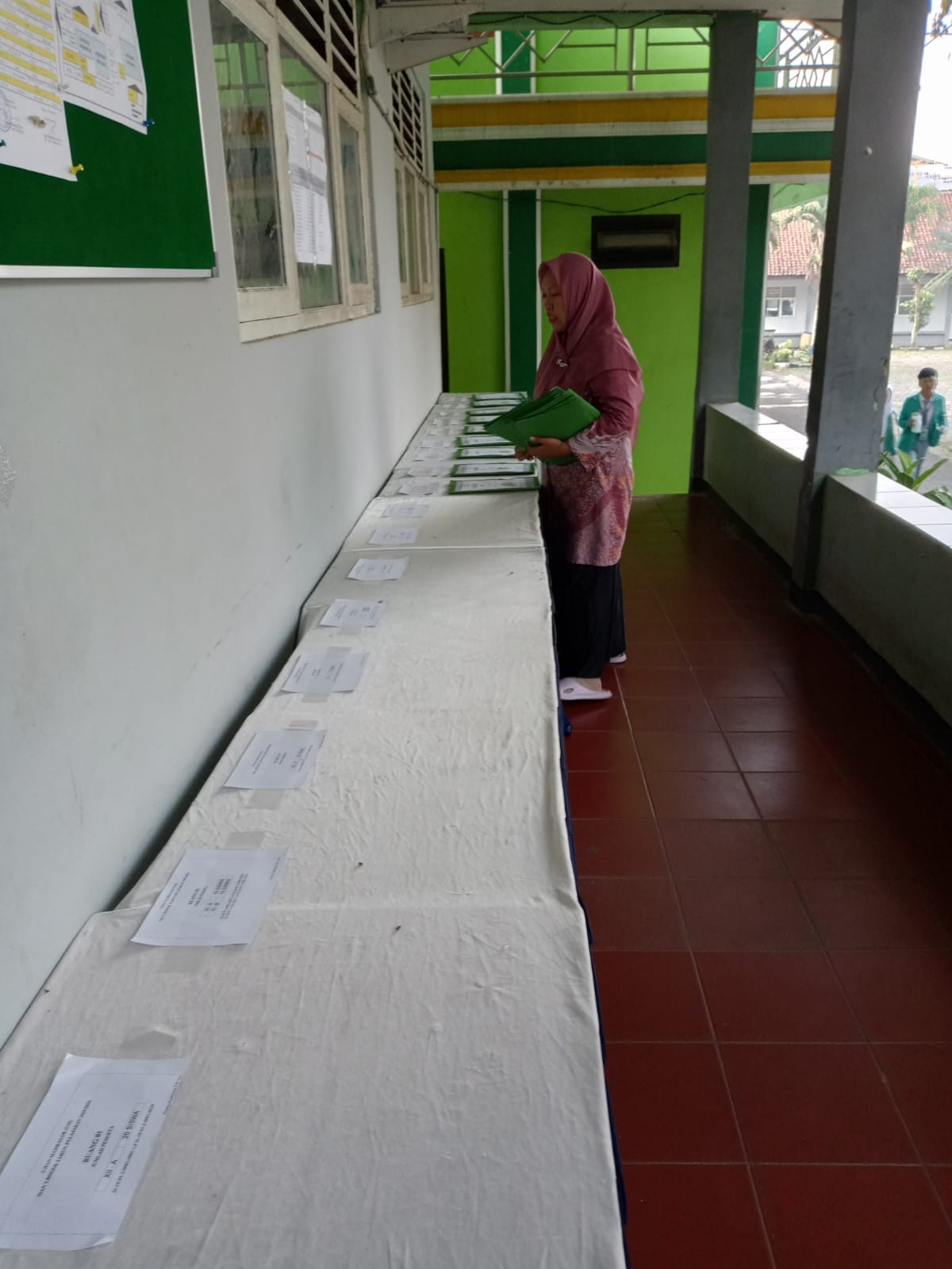 Optimalkan Pelaksanaan ANBK, Petugas Mulai Menyusun Map Ruangan Ujian