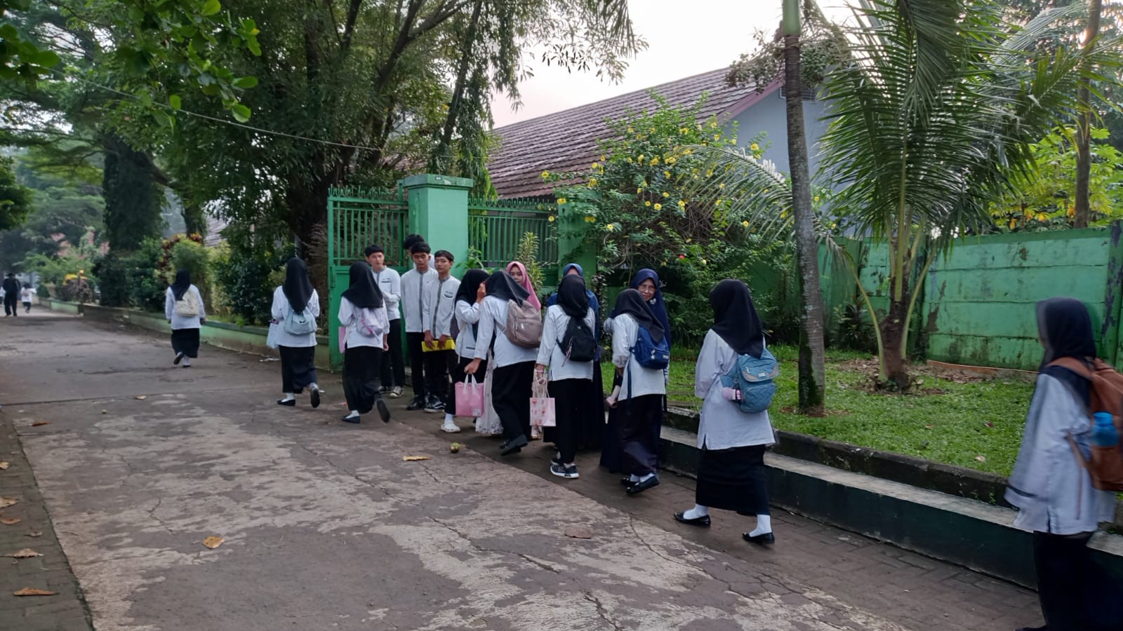 Lebih dari Sekadar Absensi: Kehangatan Guru Piket MAN 2 Bogor Sambut Siswa di Pagi Hari