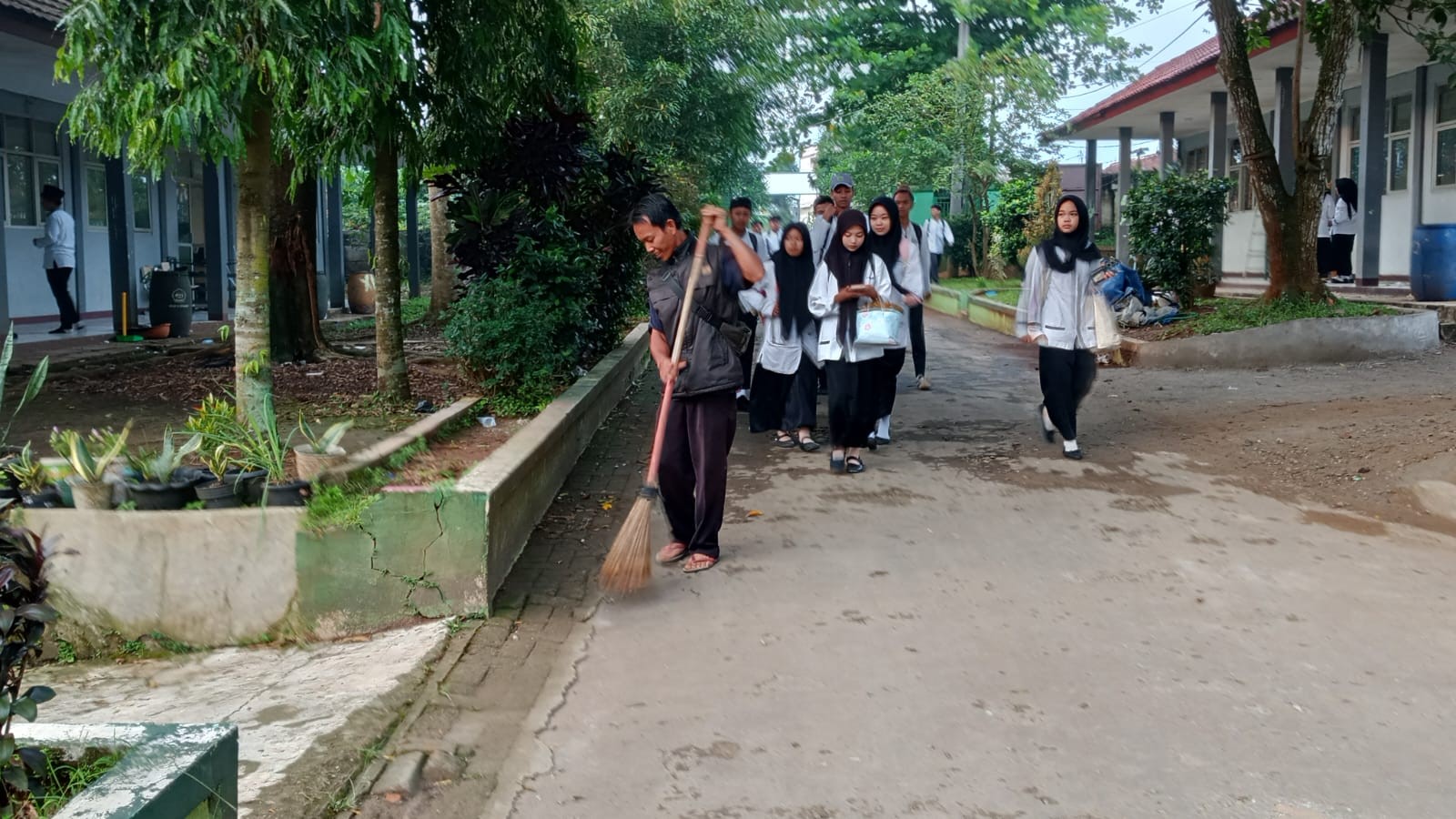 Ketulusan dalam Kebersihan: Menjaga Wajah Madrasah demi Masa Depan Siswa