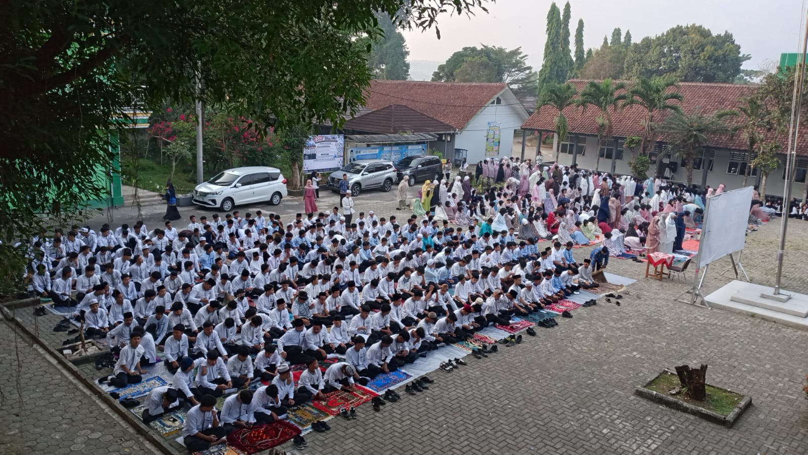 Bina Karakter Religius, Ratusan Siswa MAN 2 Bogor Gelar Sholat Duha Berjamaah di Lapangan