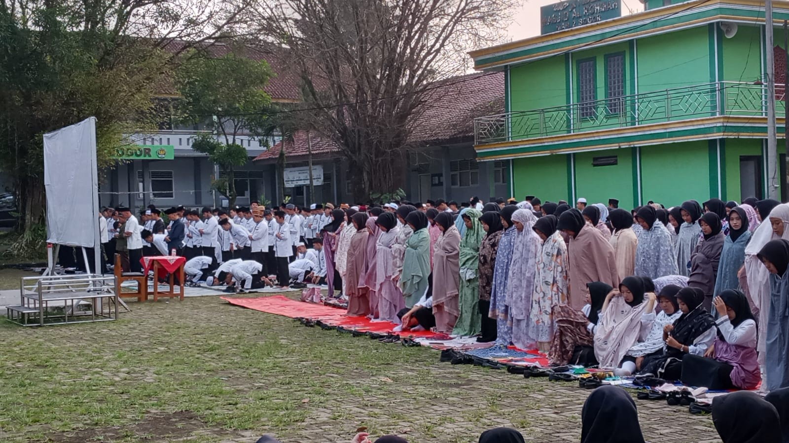 Perkuat Karakter Religius, Siswa Laksanakan Sholat Duha Bersama di Lapangan Upacara