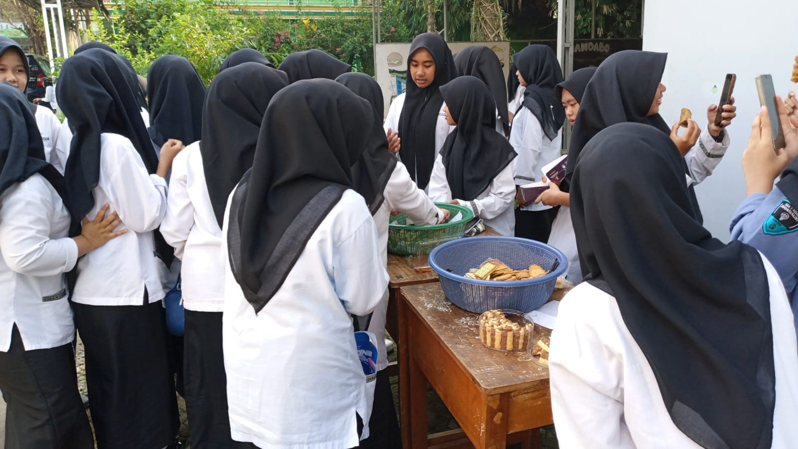 Seusai Duha dan Tausiyah, Siswa MAN 2 Bogor Tebar Kebaikan Lewat Aksi Berbagi Makanan