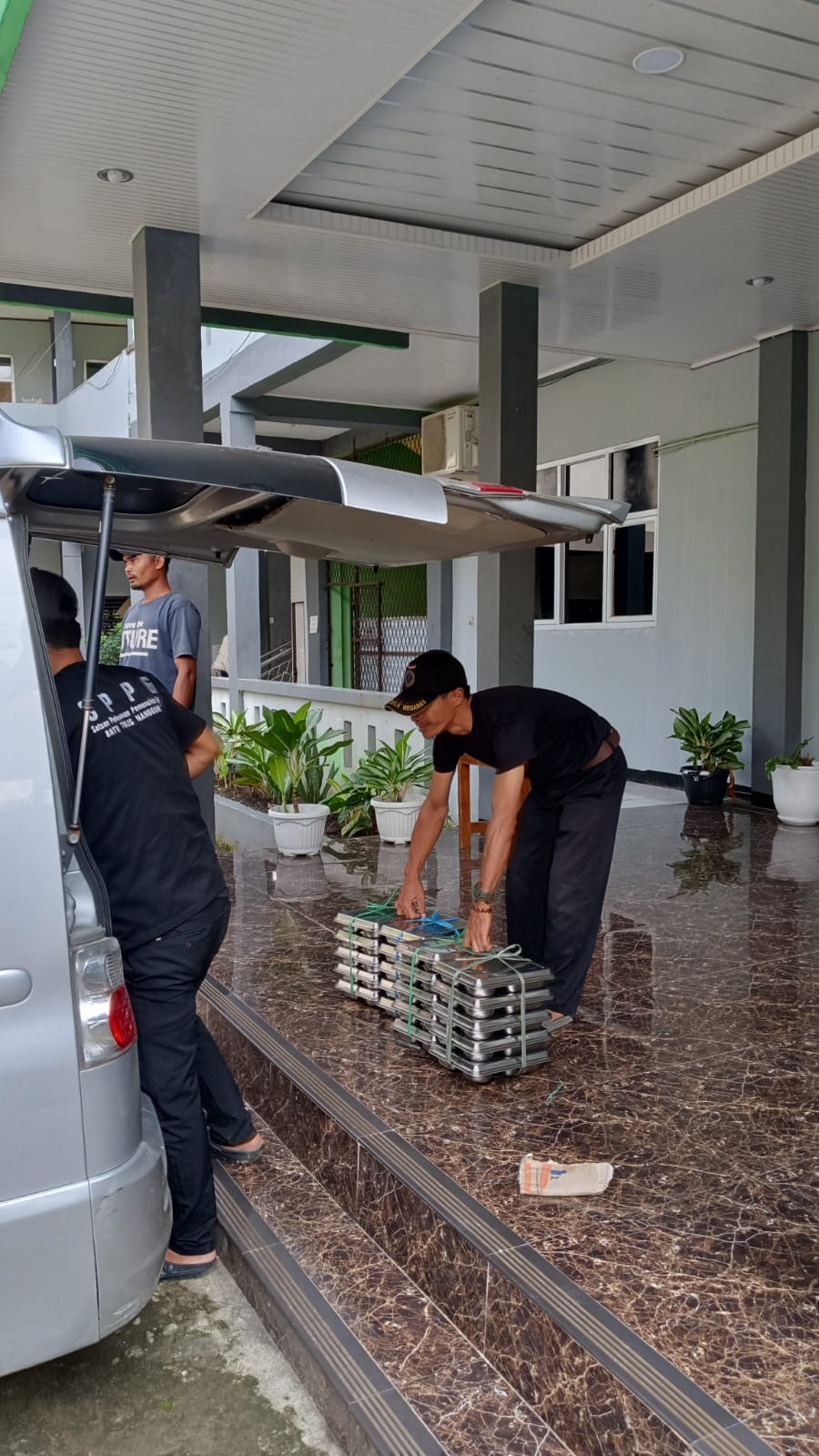 Langkah Sigap: Proses Penurunan Boks Nutrisi di Madrasah Demi Kesehatan Siswa