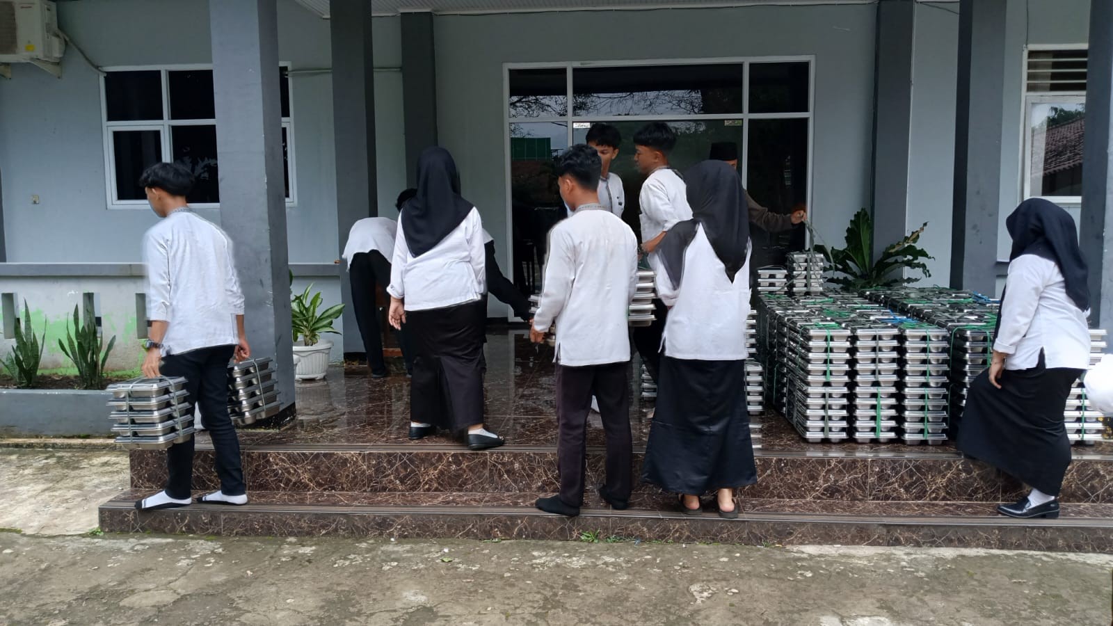 Perwakilan Siswa Ambil Boks Makan MBG untuk Didistribusikan di Lingkungan Madrasah