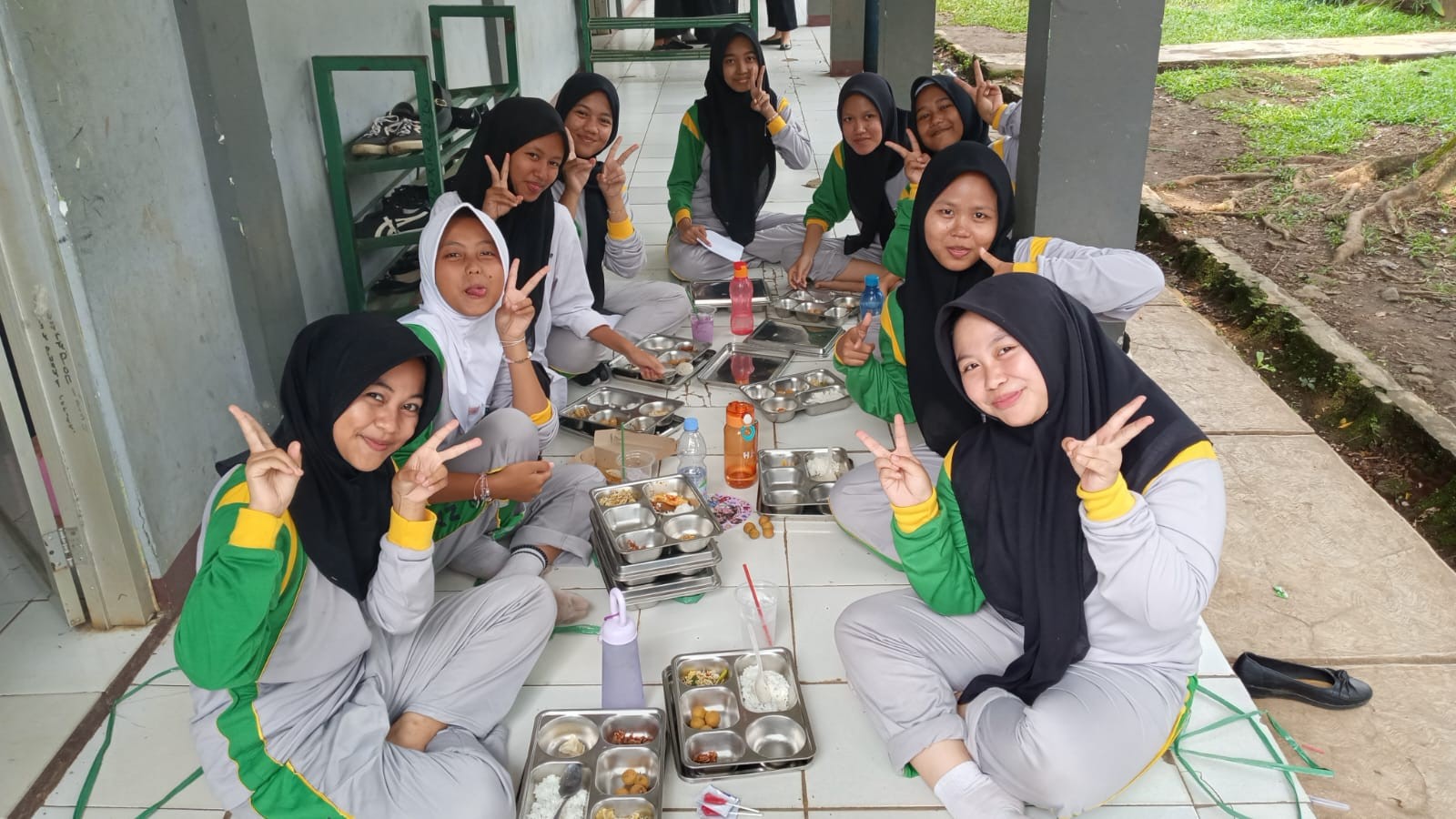 Canda Tawa dan Gizi Seimbang: Potret Keceriaan Siswa MAN 2 Bogor Makan Siang di Luar Ruangan