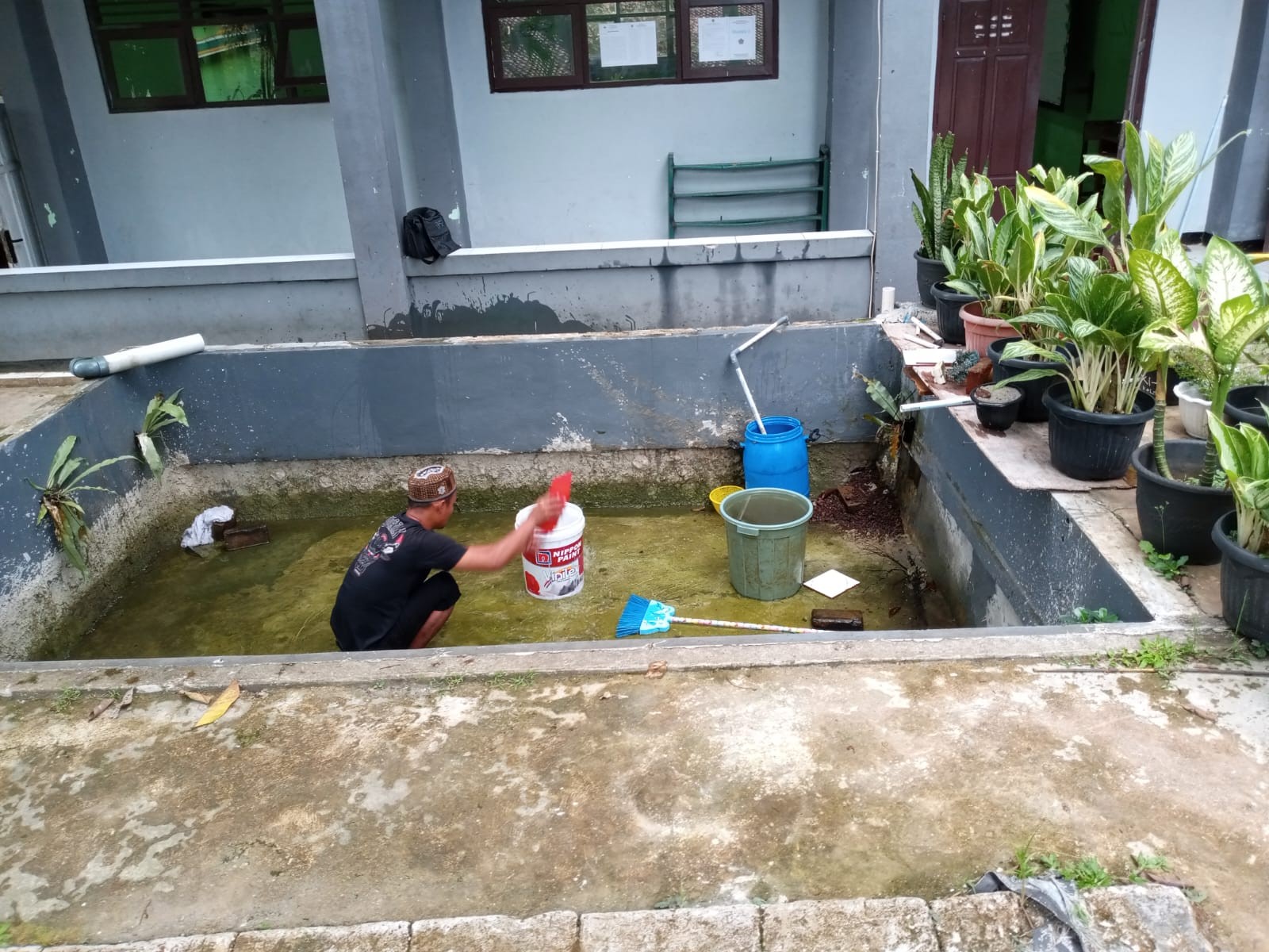 Jaga Keasrian Kolam: Aksi Sigap Pegawai Kebersihan MAN 2 Bogor