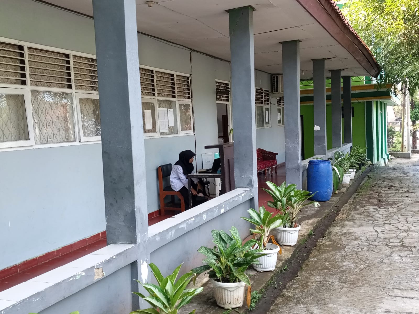 Petugas Guru Piket Meluangkan Waktu untuk Tadarusan di Pagi Hari