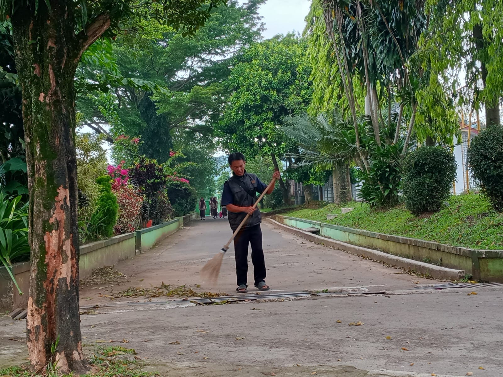 Menjaga Kenyamanan Belajar Mengawali Hari dengan Kebersihan, Kisah Dedikasi Staf Madrasah