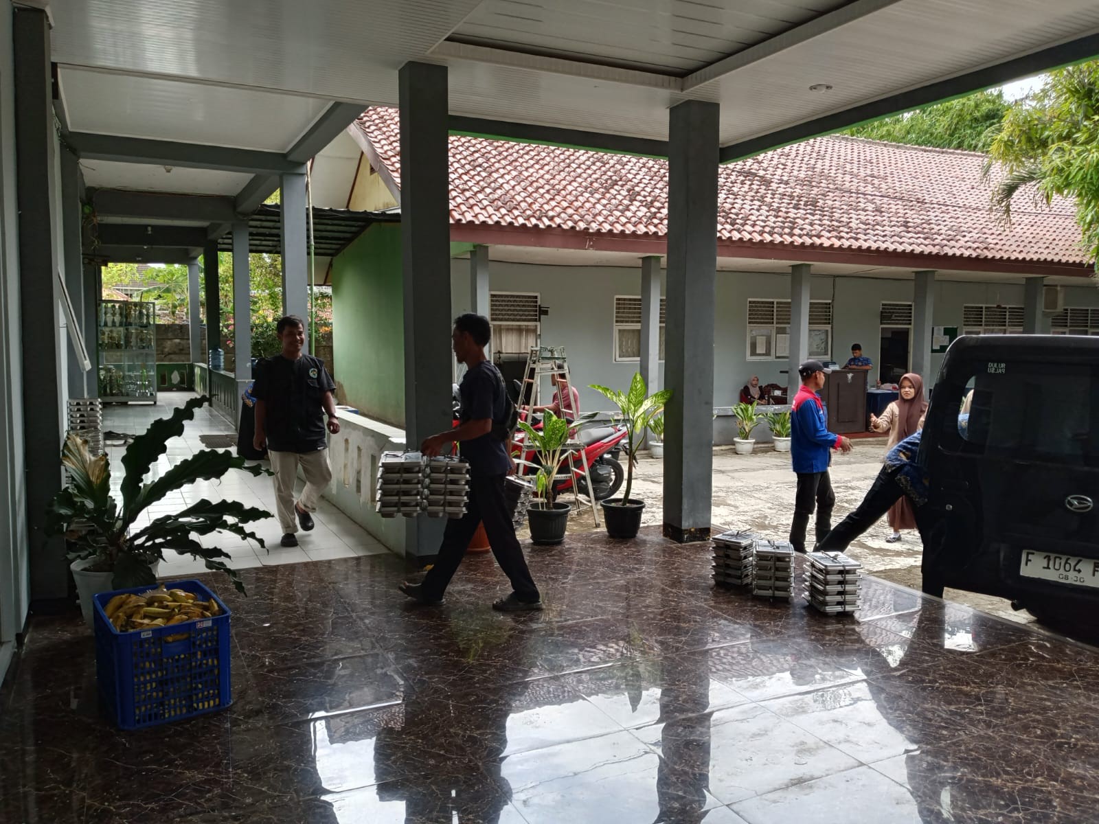 Pelaksanaan Penurunan Makanan oleh Tim SPPG dan MBG bagi Kelas XII Berjalan Lancar