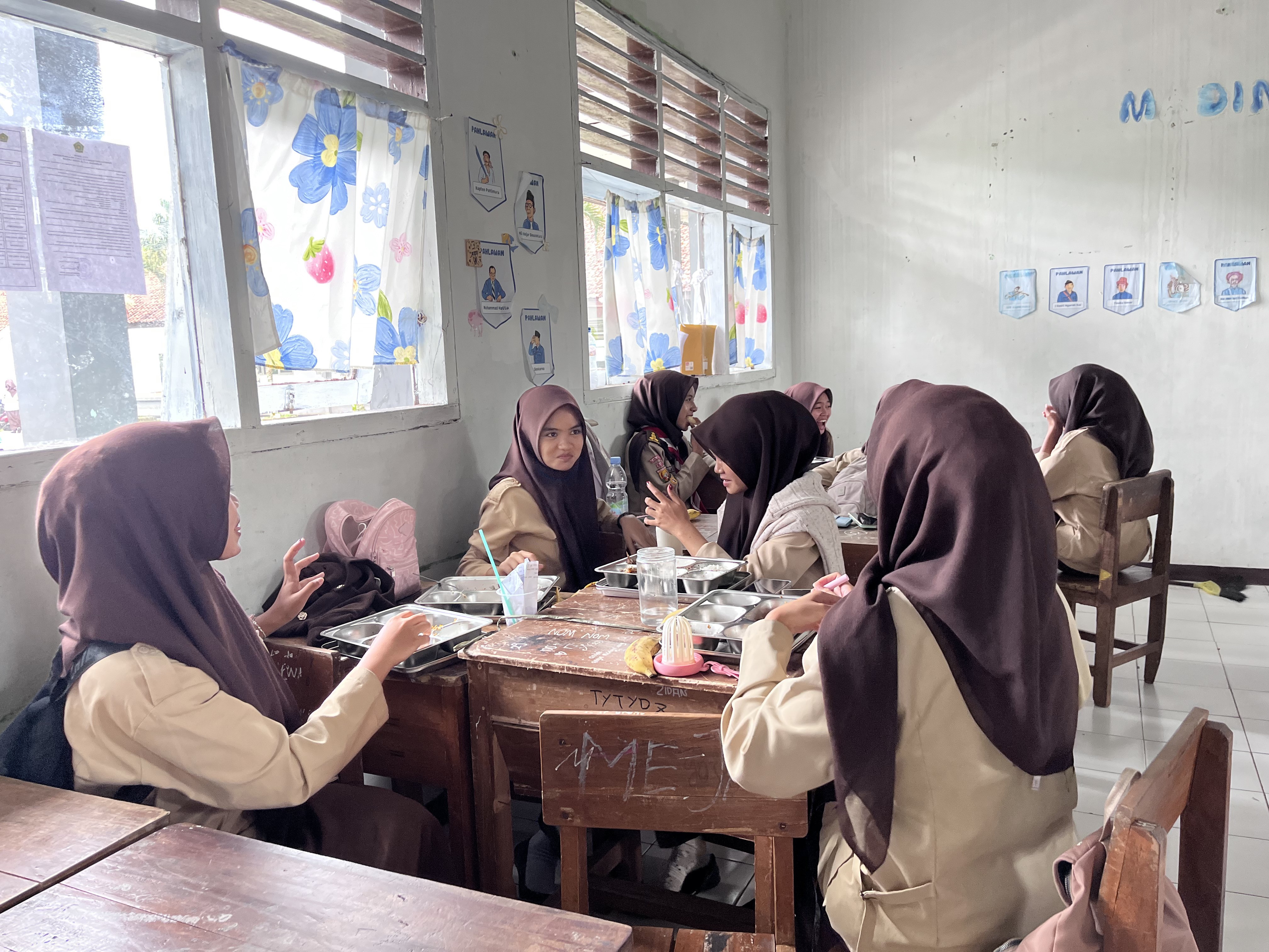 Lepas Penat Pasca ANBK, Siswa Kelas XII Semangat Nikmati Makan Bergizi