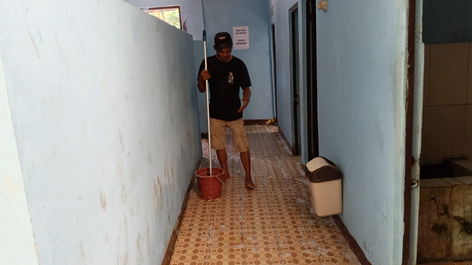 Isi Waktu Libur, Petugas Kebersihan MAN 2 Bogor Pastikan Fasilitas Siswa Tetap Steril