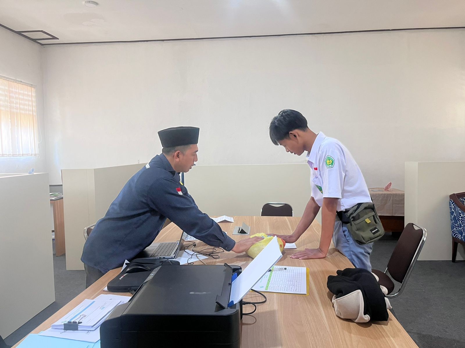 Beberapa Siswa MAN 2 Bogor Tunaikan Zakat Fitrah di Laziz MAN 2 Bogor