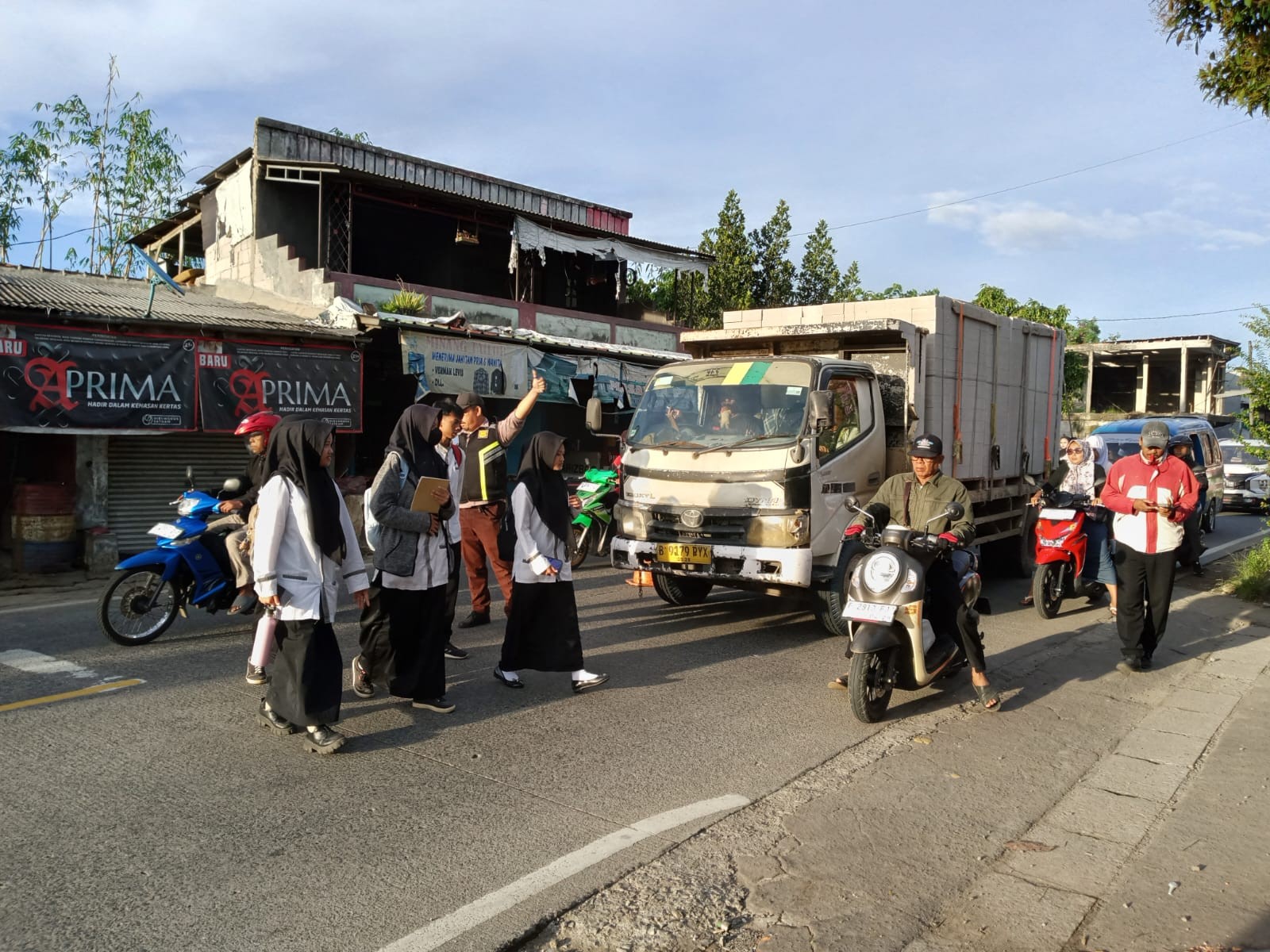 Sinergi Petugas Keamanan dalam Menciptakan Suasana Pagi yang Kondusif dan Aman