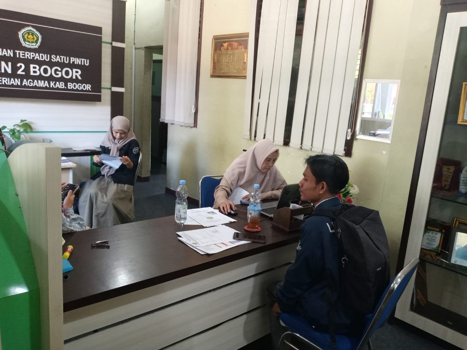 Mahasiswa UIKA Bogor Sambangi MAN 2 Bogor Berikan Undangan Seminar