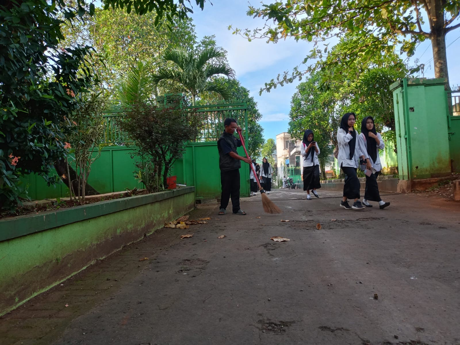 Dedikasi Tanpa Jeda: Potret Rutinitas Staf Kebersihan di Jalur Utama Madrasah