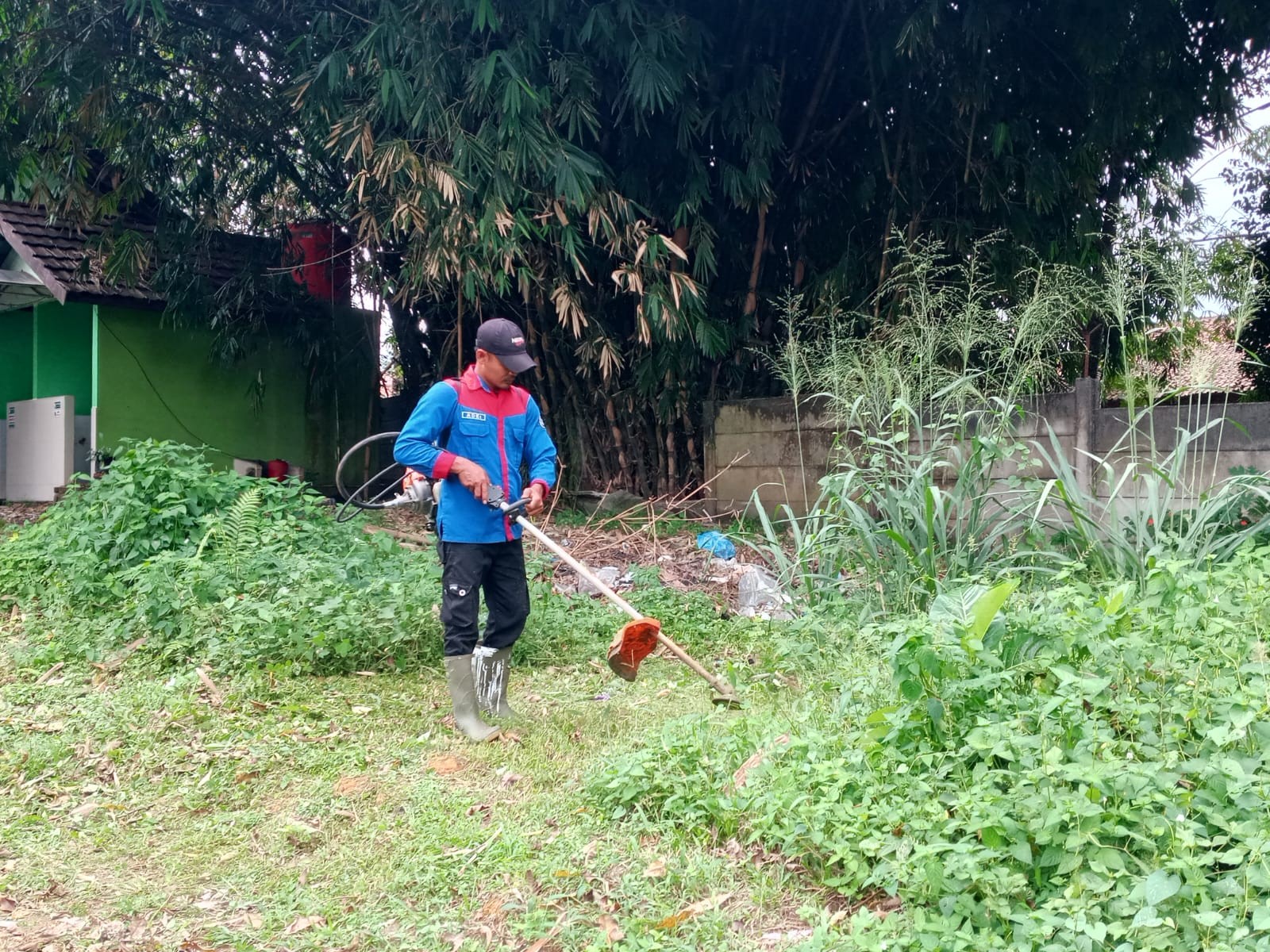 Deru Mesin di Balik Rimbunnya Ilalang Kisah Perjuangan Petugas Kebersihan