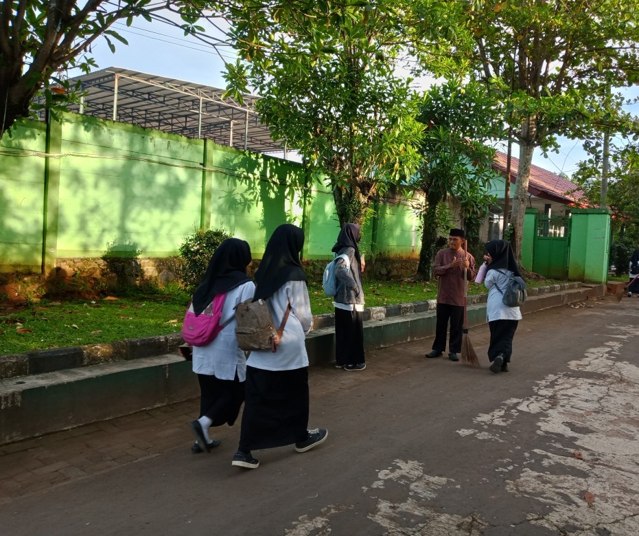 Gerbang Sekolah: Saksi Kehangatan Waka Kesiswaan Menyapa Generasi Bangsa