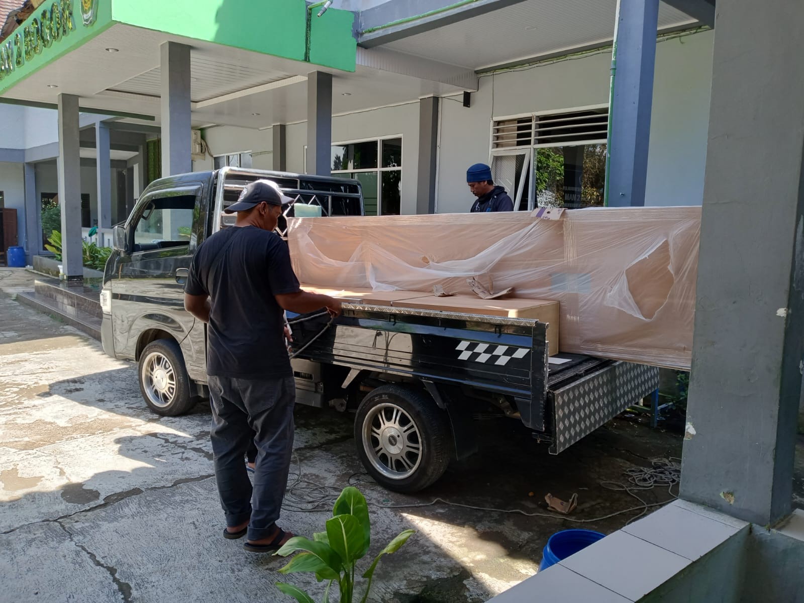 Optimalisasi Ruang Kerja: Proses Penurunan dan Pemasangan Meja Baru di Ruang TU