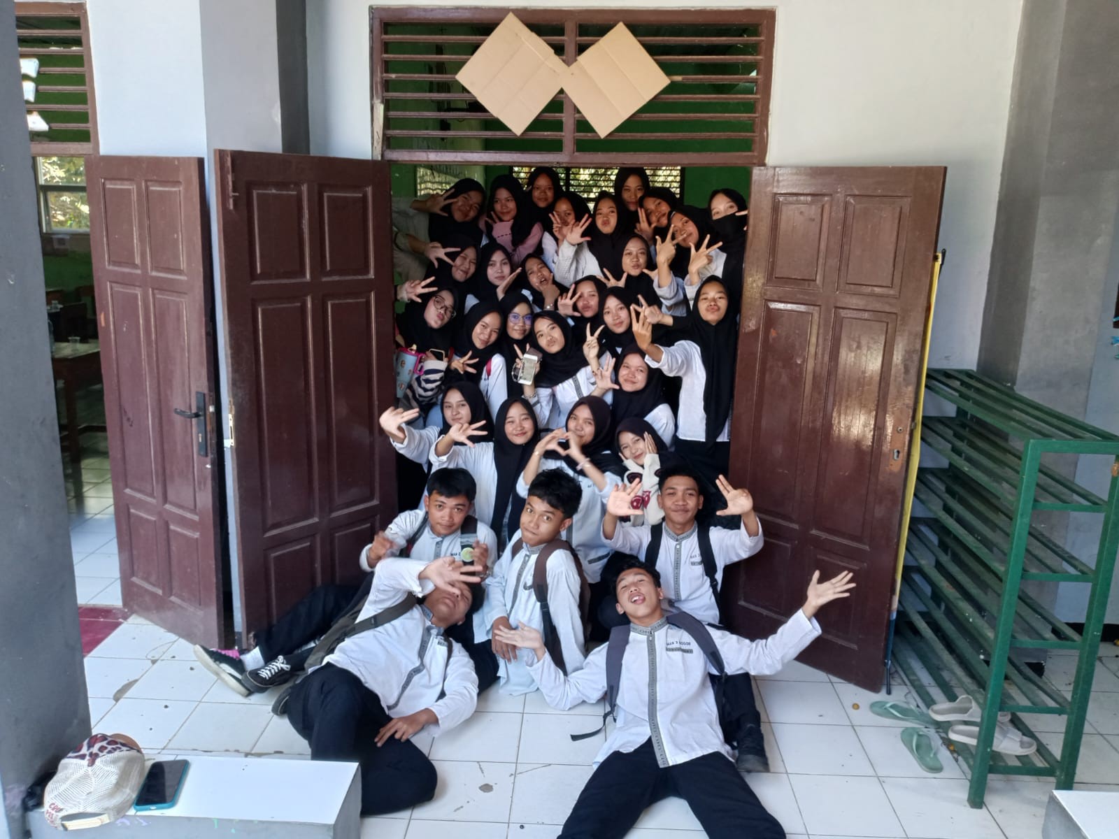 Tawa di Balik Pena Selebrasi Siswa Setelah Berjuang di Ruang Ujian Pasca-UMBK