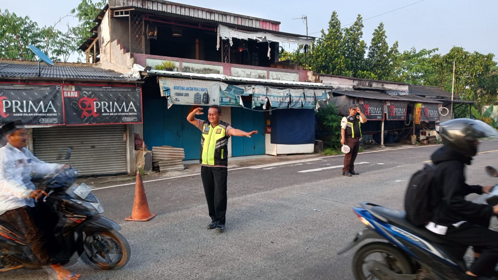 Dedikasi Tanpa Batas: Duet Penjaga MAN 2 Bogor Amankan Arus Pagi