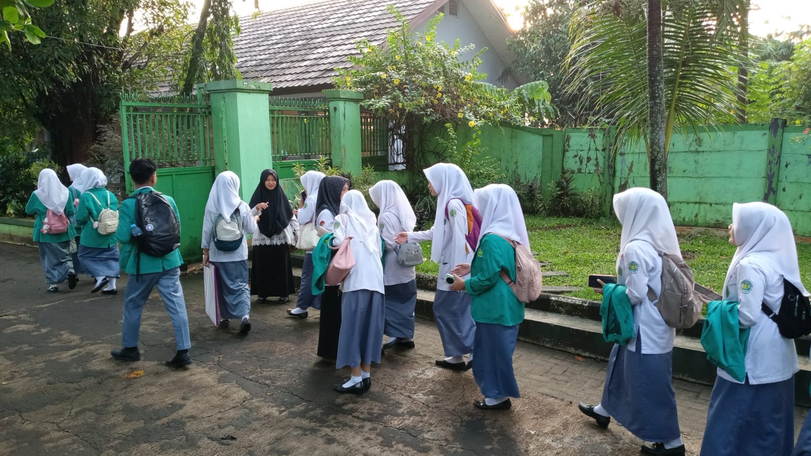 Sapaan Hangat di Gerbang MAN 2 Bogor: Guru Piket Semai Kedisiplinan Sejak Dini