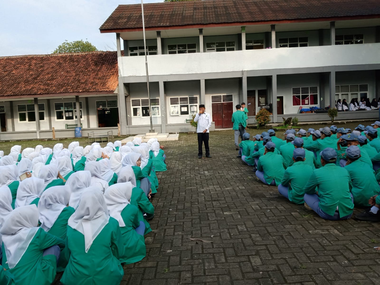 Usai Upacara Bendera, Waka Kurikulum MAN 2 Bogor Berikan pengumuman