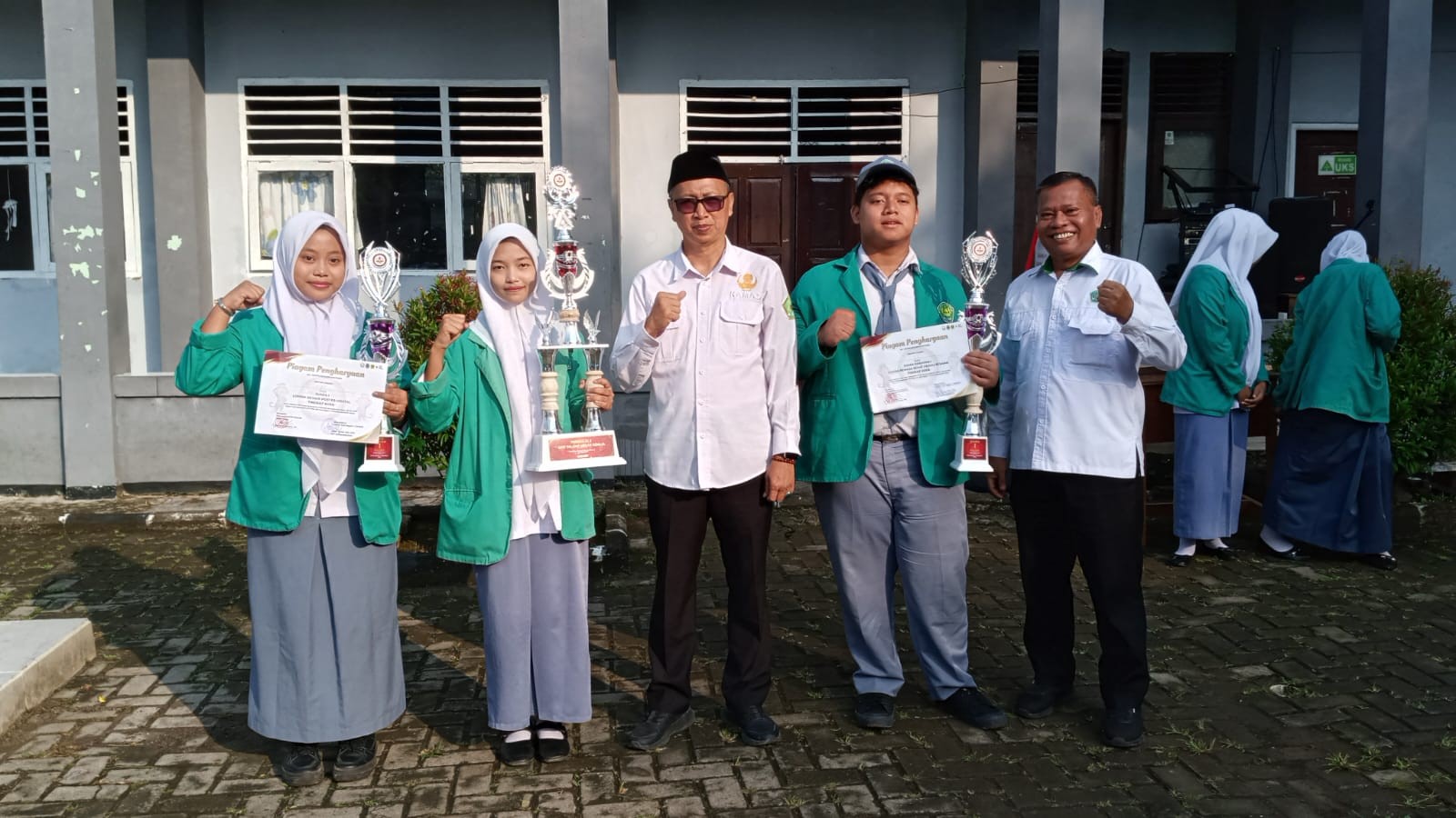 Sabet Tiga Penghargaan, Kamad MAN 2 Bogor Serahkan Piala Prestasi PMR