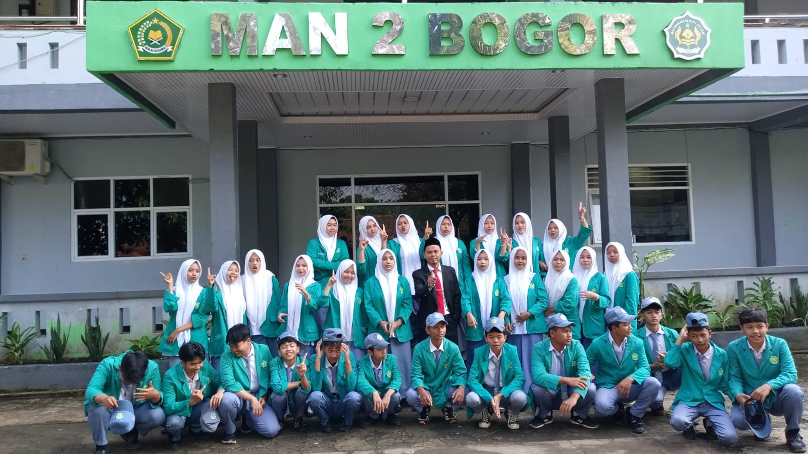 Abadikan Momen Kebersamaan, Siswa Kelas XI I Pose Bersama Wali Kelas Usai Upacara