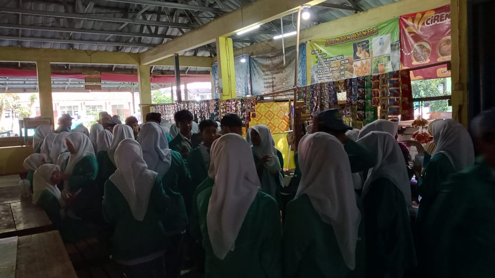 Suasana Kantin MAN 2 Bogor Membeludak di Jam Istirahat Pertama