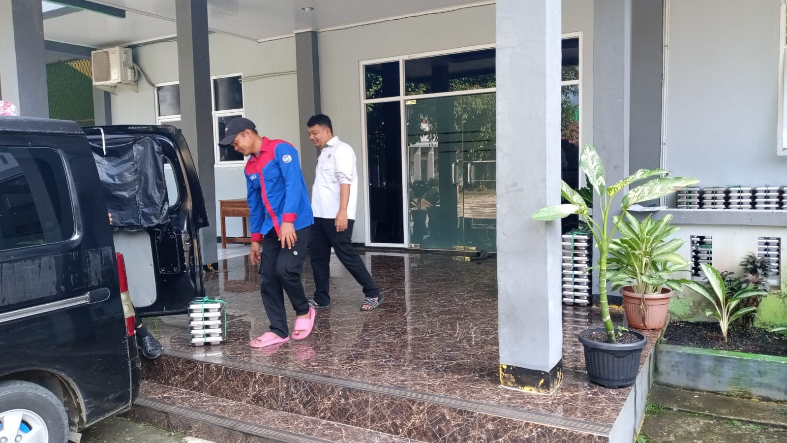 Tim Cepat MAN 2 Bogor Kelola Penurunan Boks Makanan dari Mobil SPPG