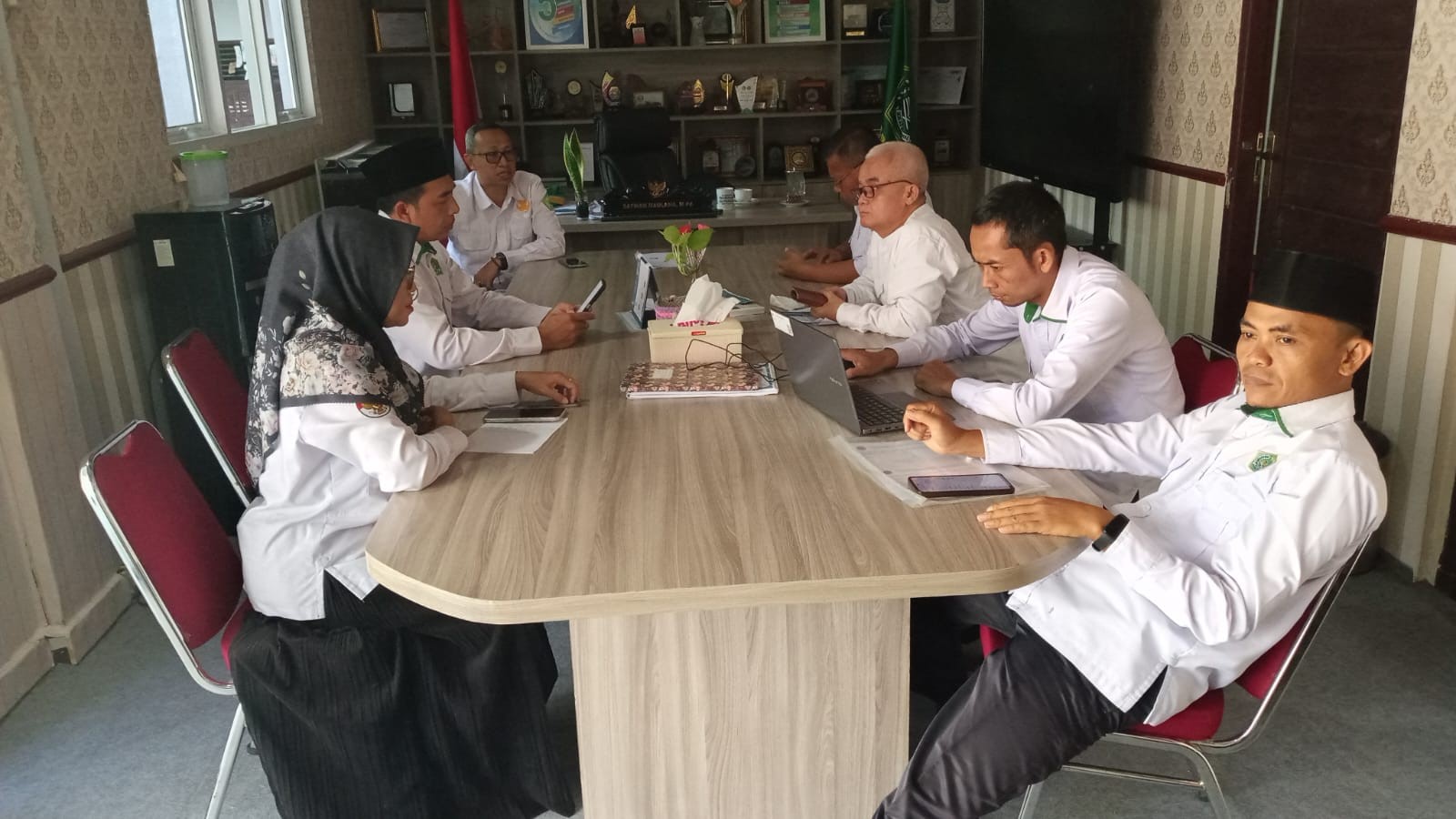 Matangkan Persiapan Tasyakuran Kelas XII, Kepala MAN 2 Bogor Tekankan Kesederhanaan dan Kerapihan