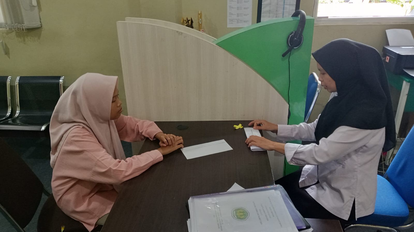 Kejar Tenggat Pendaftaran Kuliah, Siswa MAN 2 Bogor Serbu Ruang Tata Usaha untuk Urus SKL