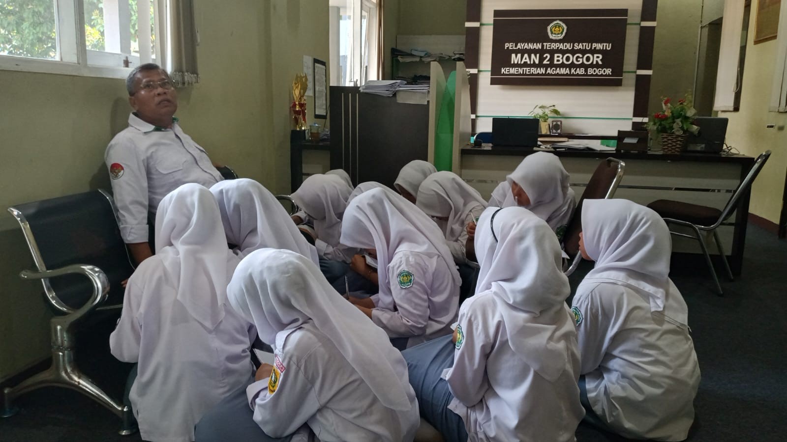 Gali Nilai Historis, Siswa Kelas X D MAN 2 Bogor Lakukan Observasi Sejarah Madrasah