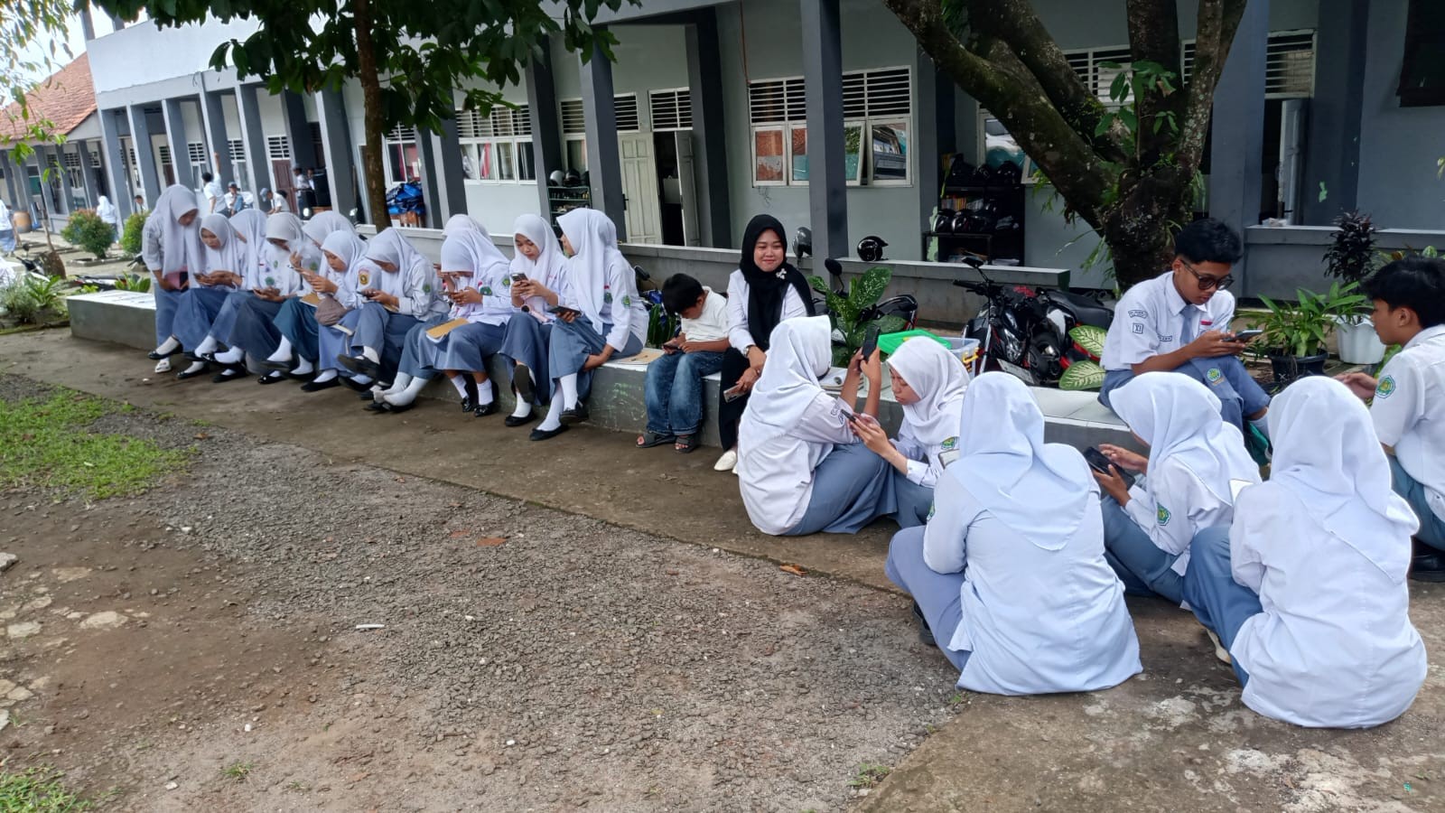 Siswa Kelas XI D MAN 2 Bogor Eksplorasi Materi Review Text of a Movie