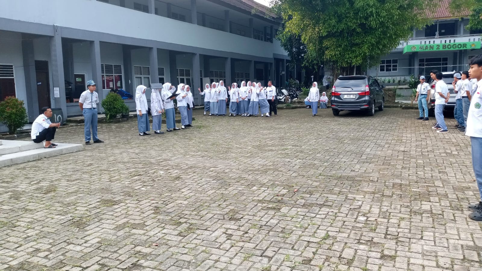 Siswa Kelas XI J Intensifkan Latihan Upacara di Lapangan MAN 2 Bogor