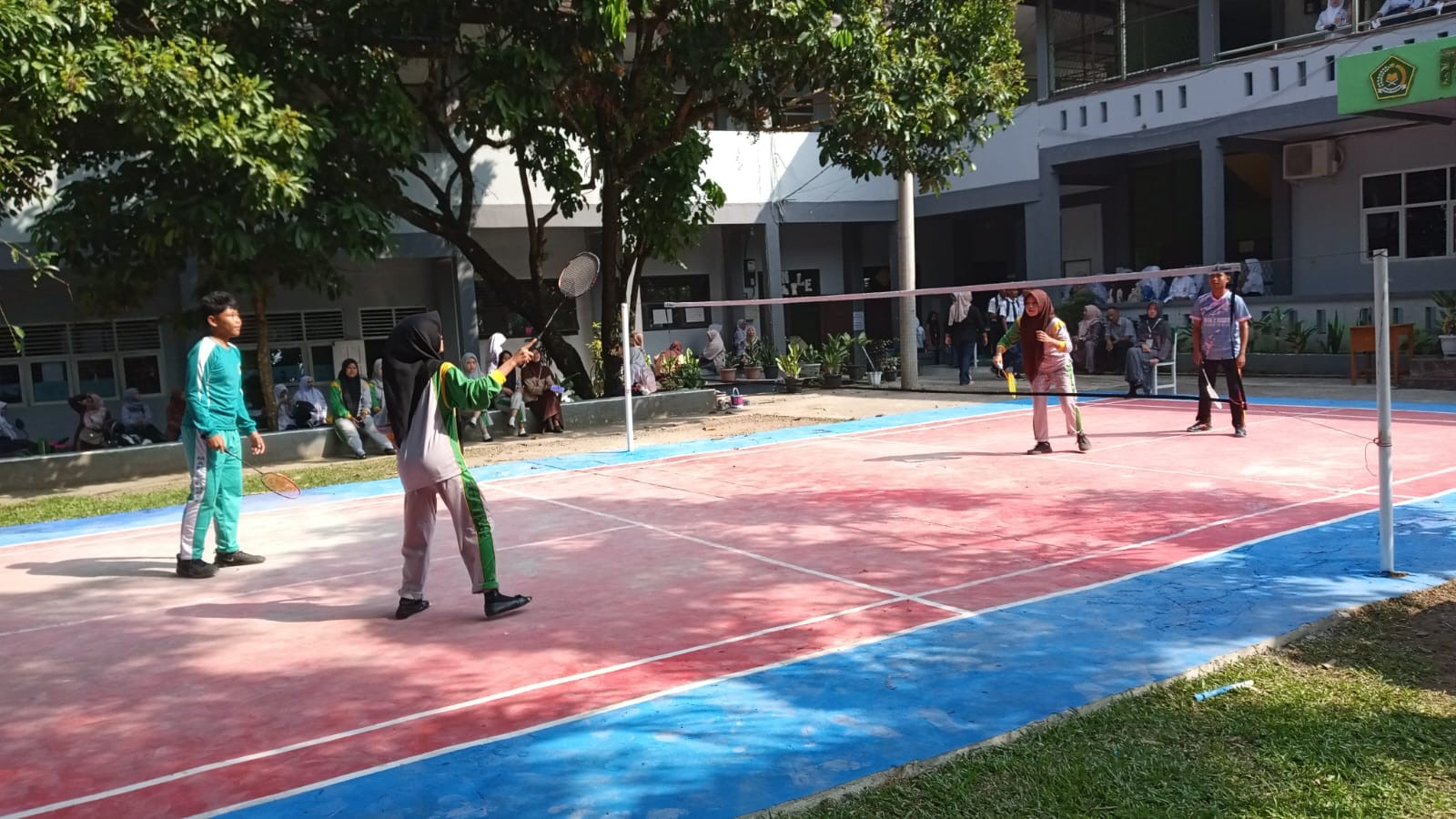 Sengit! Ganda Campuran X C vs XI E Buka Turnamen Class Meeting Badminton 