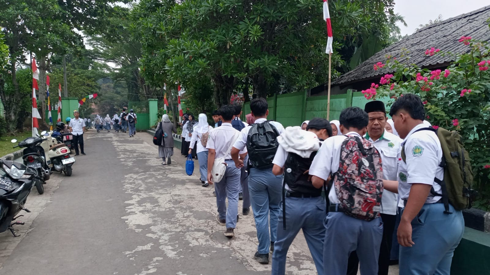 Tumbuhkan Kedisiplinan dan Keakraban, Guru Piket Madrasah Sambut Siswa Setiap Pagi