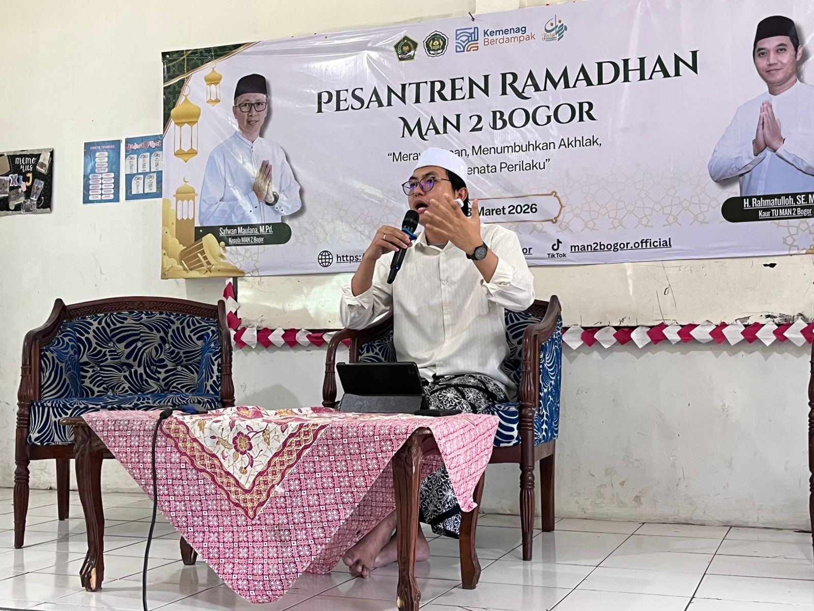 Ustadz Bayu Sampaikan Materi pertama tentang Keutamaan Sholawat