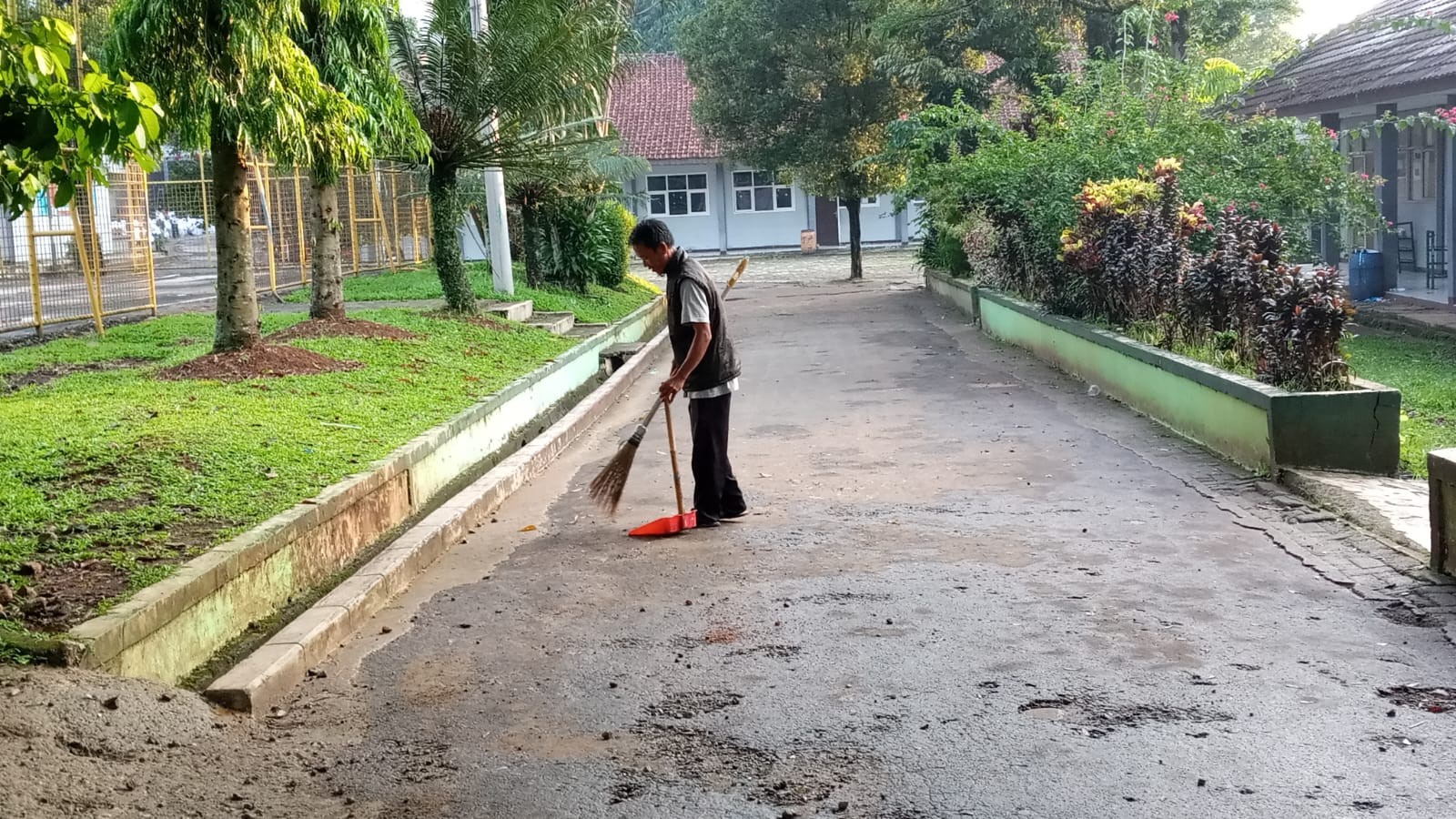 Jaga Kenyamanan Belajar, Petugas Kebersihan MAN 2 Bogor Konsisten Rawat Keasrian Lingkungan