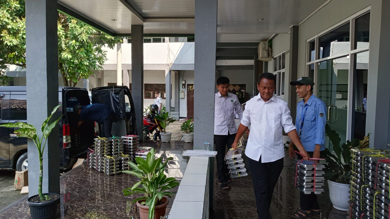 Penuhi Gizi Siswa, Tim MBG MAN 2 Bogor Sigap Distribusikan Ratusan Boks Makan