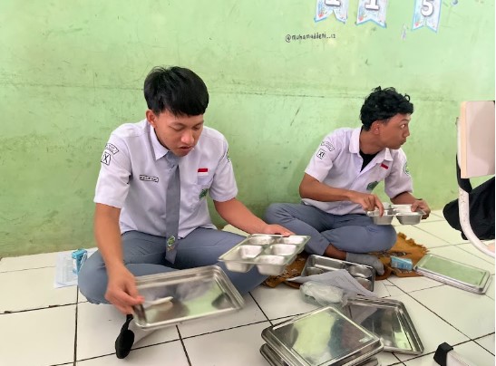 Penuhi Kebutuhan Nutrisi, Siswa MAN 2 Bogor Nikmati Makan Siang Bergizi Gratis (MBG)