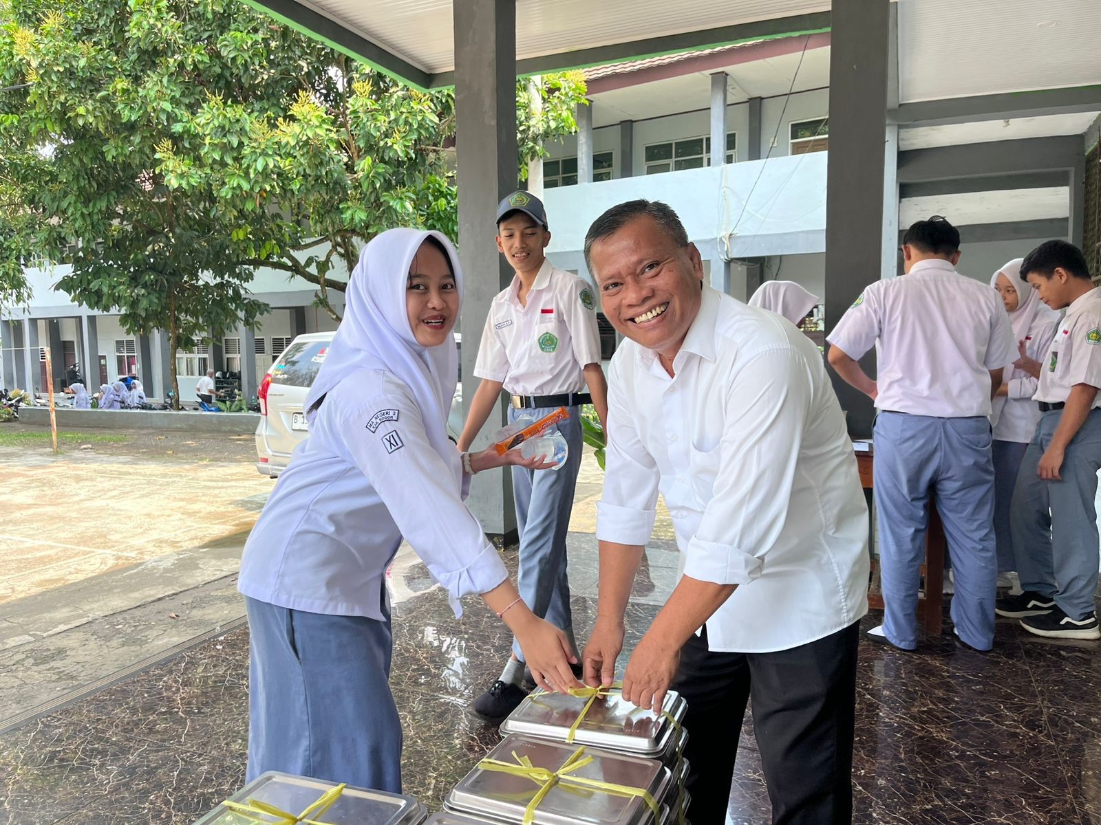 Sinergi Waka Humas dan Kesiswaan Pastikan Distribusi MBG di MAN 2 Bogor Berjalan Tertib