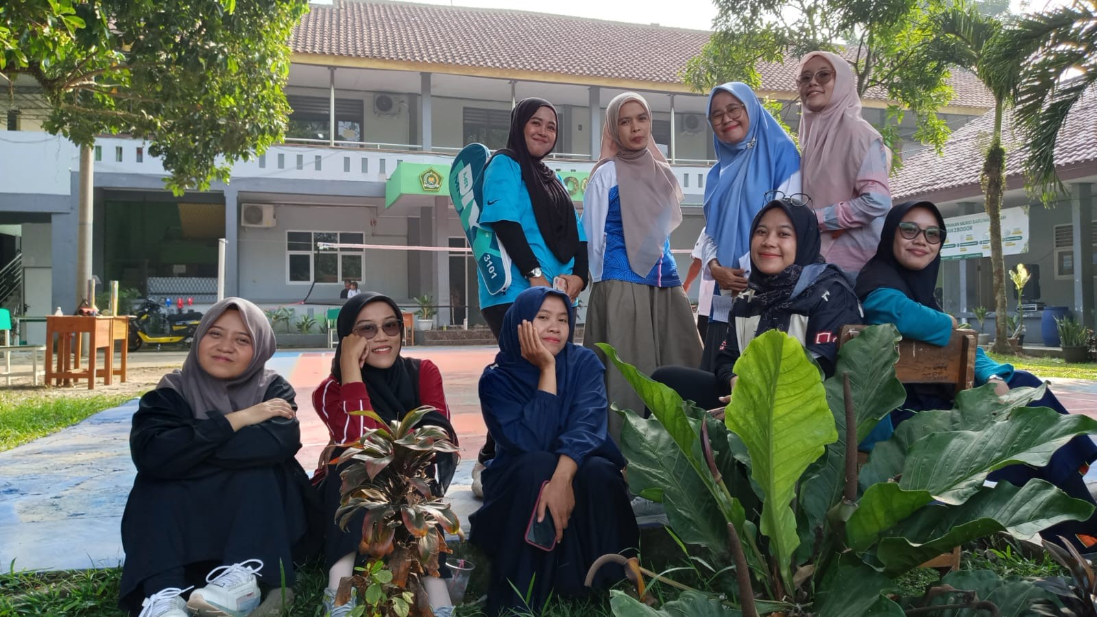 Tim Badminton Guru Putri Gelar Turnamen Bersama Staf TU